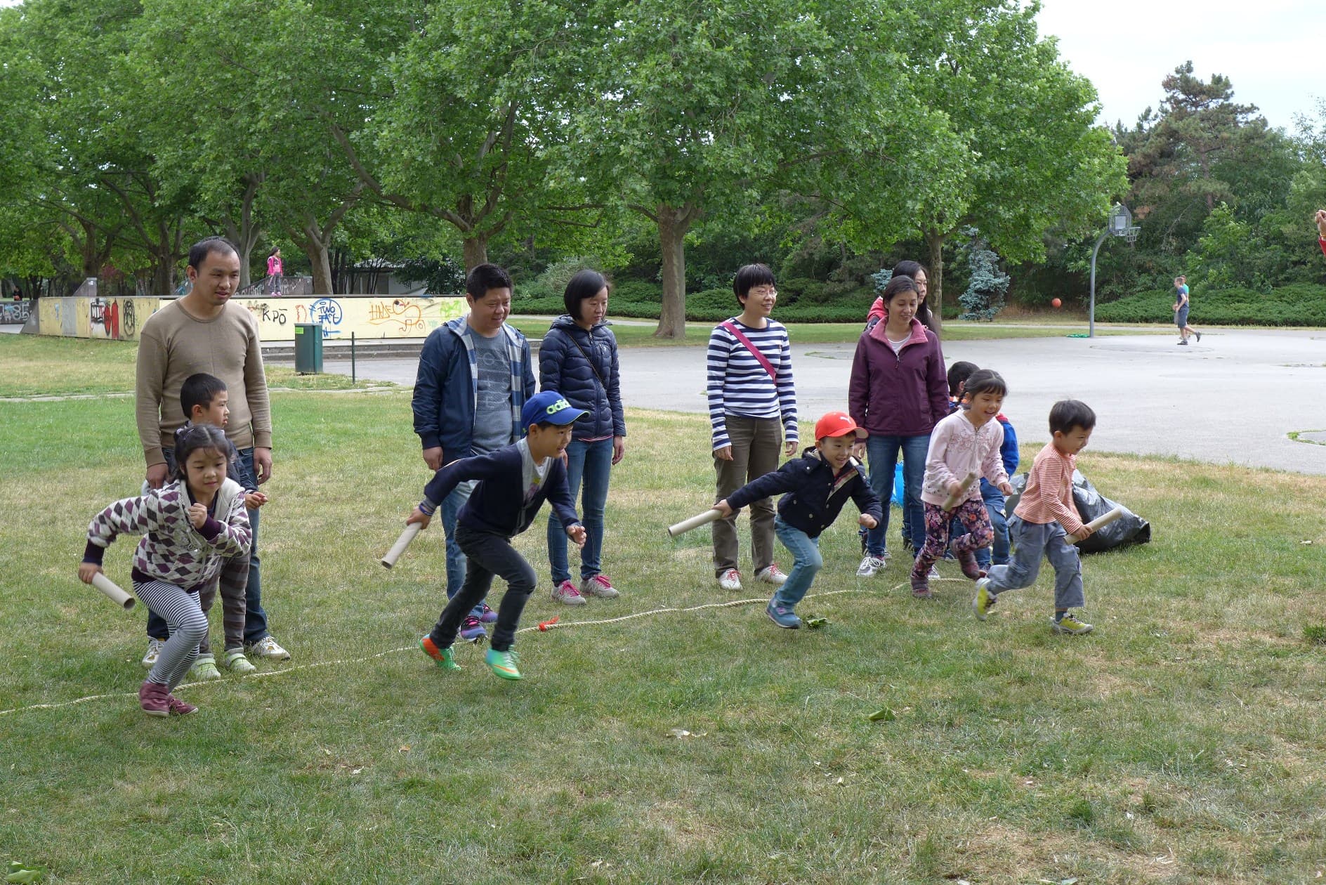 Kinder spielen zusammen in einem Park und lernen Teamwork.