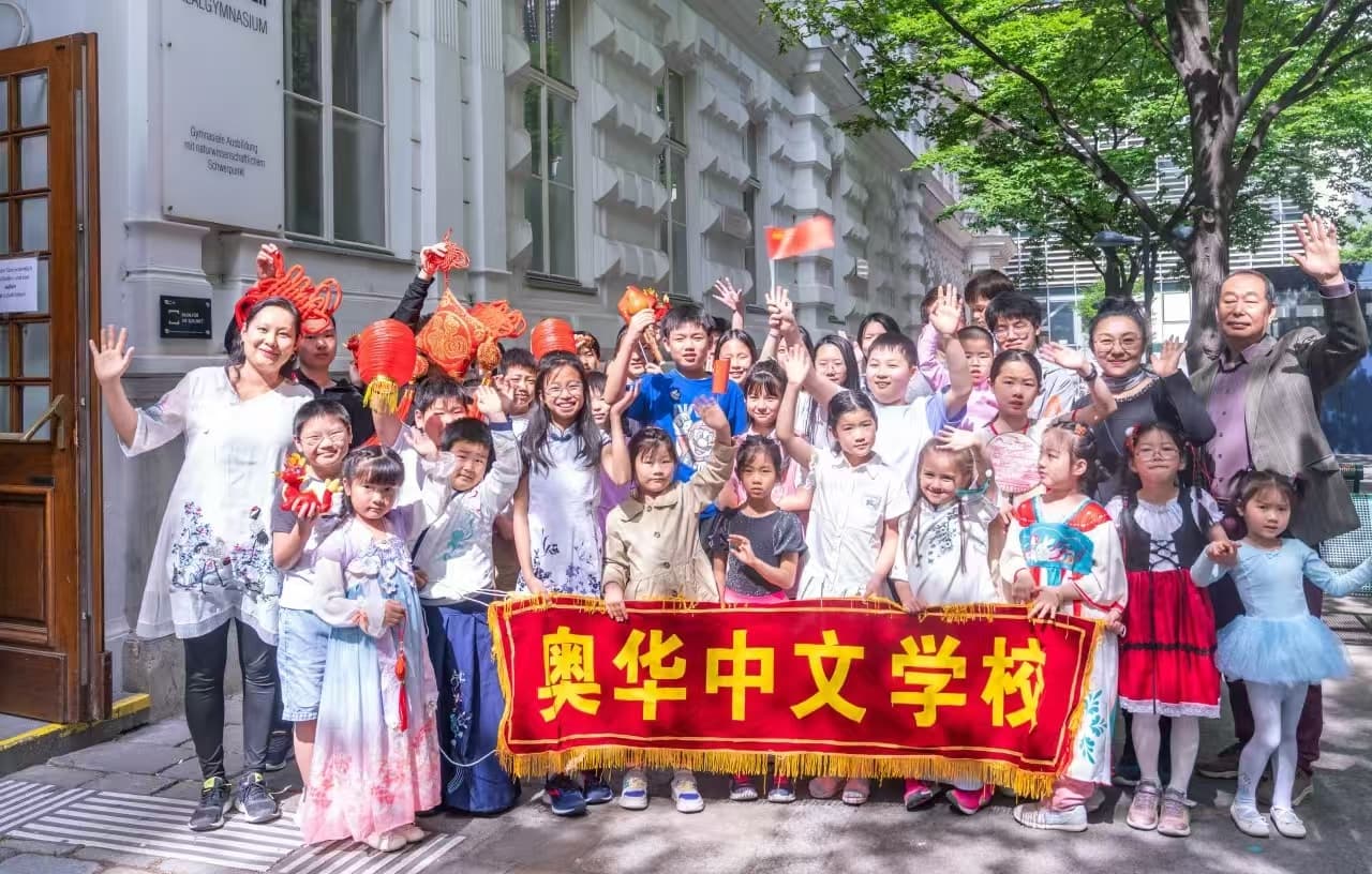 Gruppe feiert das Frühlingsfest mit rotierenden chinesischen Fahnen.